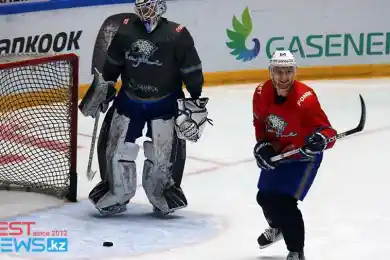 Занимались с улыбкой:  "Барыс" впервые пригласил СМИ на открытую тренировку