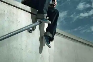 В Алматы мужчина спрыгнул с моста и погиб