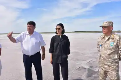 Министр Сулейменова убедилась  - стихийная добыча соли на озере в Павлодарской области продолжается