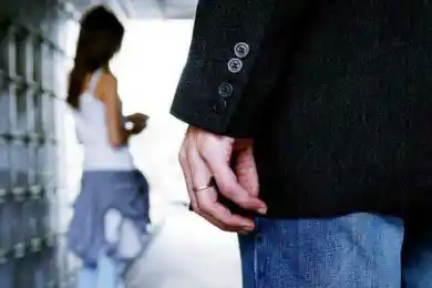 В Нур-Султане парень преследовал девочку в подъезде