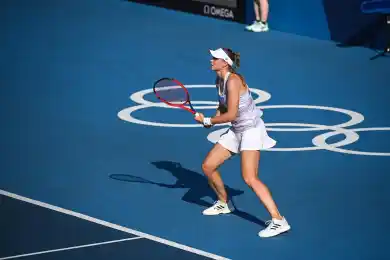 Рыбакина уступила первый сет, несмотря на эмоции Бенчич