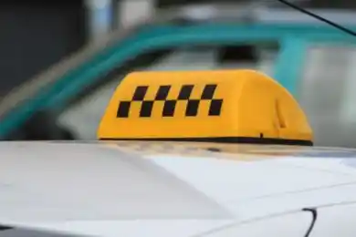 В Нур-Султане таксист обокрал спящую пассажирку