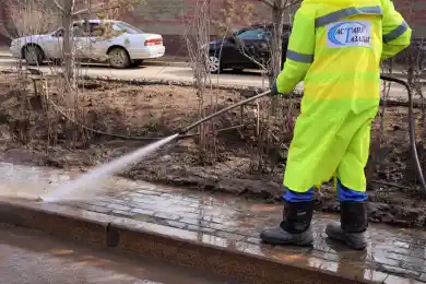 В Нур-Султане начали отмывать мосты, улицы и остановки – фото