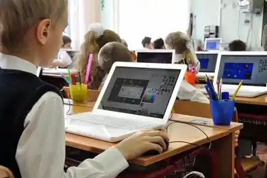 В Казахстане ученикам разрешат брать ноутбуки из школ для онлайн-уроков