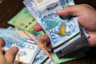 Сотрудник банка в Кызылорде воровал миллионы и спускал деньги на тотализаторе