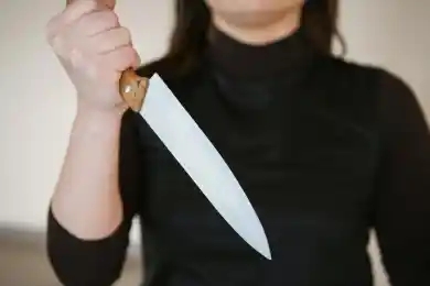 Ударила ножом за не сделанные уроки: чиновники в СКО хотят изолировать мать от детей