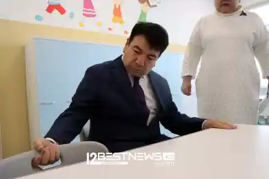 Как министр просвещения РК Гани Бейсембаев проверял парты в новой школе