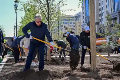 Президент Казахстана принял участие в субботнике и встретился с молодежью