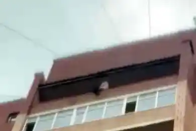 Астанчанка с малышом хотела спрыгнуть с 12-го этажа, полицейский спас от беды- видео