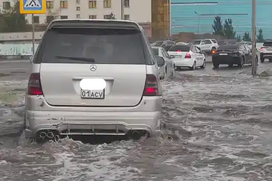 В Астане впервые уволили чиновника после потопа на улицах