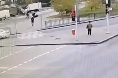 В Нур-Султане прохожий защитил женщину от нападения грабителя - видео