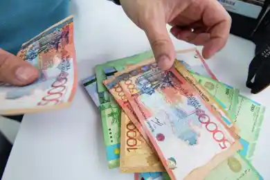 Более 1 млн казахстанцев получат выплаты за продуктово-бытовые наборы