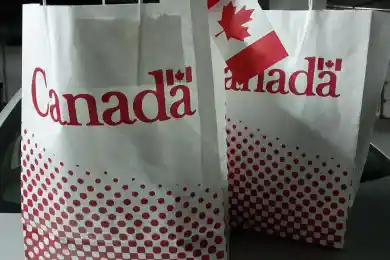 Посольство Канады предоставило подарки болельщикам сборной Казахстана