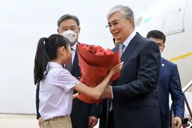 Токаева встретили в Китае красочным шоу в аэропорту