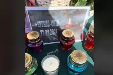 Горожане несут цветы и свечи к посольству России в Астане