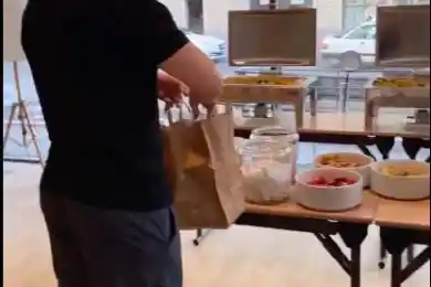 Карантин на ЧМ2021 в Латвии: игроки сборной Казахстана ходят за едой с пакетами - видео