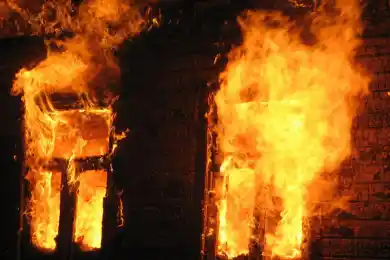 В Мангистау загорелась елка, в Костанайской области горела времянка