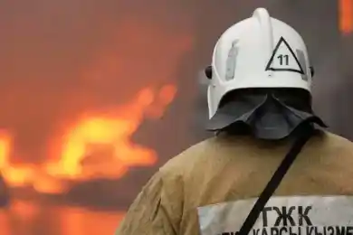 В Астане загорелся магазин на первом этаже жилого дома