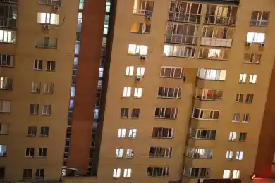 Назло коронавирусу: жители Нур-Султана массово спели гимн РК на балконах