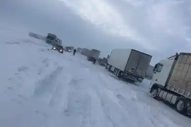 С трассы "Самара-Шымкент" эвакуирован 31 человек, из затора вытащили 50 авто