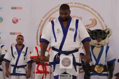 «Әлем барысы» Оскар Рене открыл на Кубе секции казах күресі