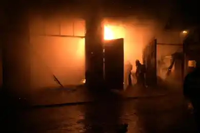 В Алматы при пожаре на СТО сгорело 20 автомобилей - фото, видео