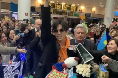 Димаш в казахском камзоле прилетел в Нью-Йорк, фанаты скандировали его имя