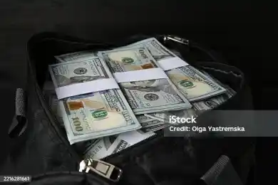 Гражданам Узбекистана вернули половину от контрабандных долларов