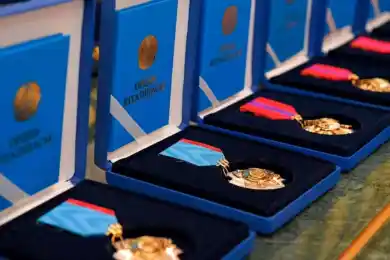 Президент Казахстана наградил госнаградами группу казахстанцев и военнослужащих