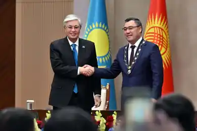 «Знак особого уважения»: Президент Казахстана наградил главу Кыргызстана орденом «Алтын Қыран»