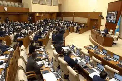 Токаев запретил повышать зарплаты акимов, министров, депутатов