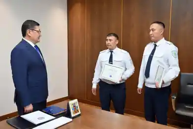 Аким области Абай наградил полицейских, нашедших пропавшего мальчика