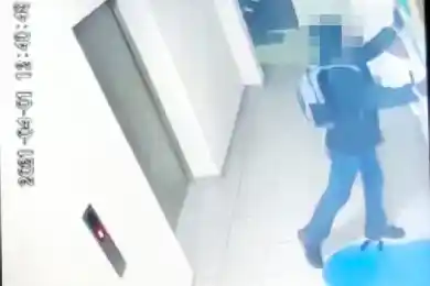 Астанчанин украл картины из подъезда и продал одну на улице - видео