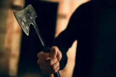 В Нур-Султане водитель-должник набросился  на судоисполнителя с топором