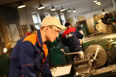 2025 год в Казахстане объявлен Годом рабочих профессий