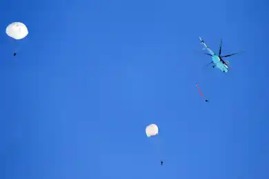 Фотоновости 27 марта: завод KIA, десантники, МЧС 