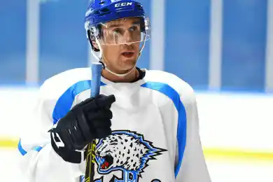 Просидевший в глубоком запасе Семёнов будет тренировать защитников "Барыса"