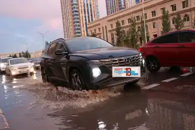 Астанчане жалуются на огромные лужи на дорогах после дождя - видео