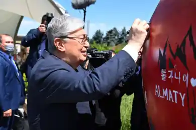 Президент Казахстана сыграл в шахматы и оставил автограф на большом яблоке – фото