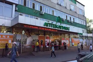 Нашли "крайних": Ассоциация фармдеятельности объяснила очереди в аптеках карантином