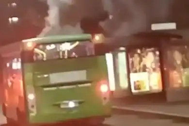 Видео: полиция Алматы задержала хулиганов за салют на крыше автобуса, одному не поздоровилось