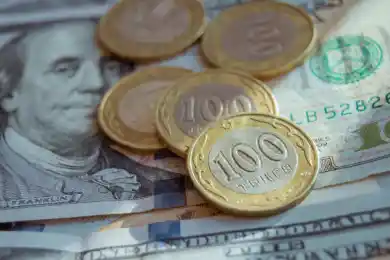 На торгах тенге снова подешевел к доллару