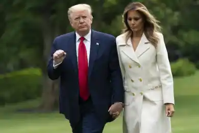 VIDEO: Дональд и Меланья Трамп покинули Белый дом