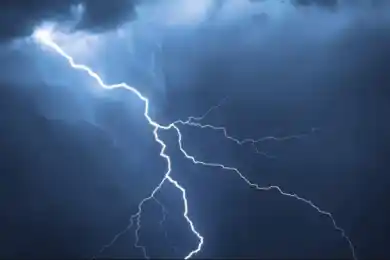 Жителям Алматы рекомендовали не выходить из домов и закрыть окна