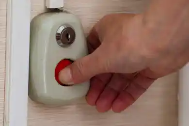 В школах Казахстана установят «тревожные» кнопки и ужесточат допуск