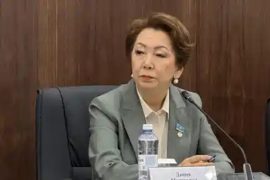 "Мы не обсуждали, кто какую обувь надел" - Дания Еспаева