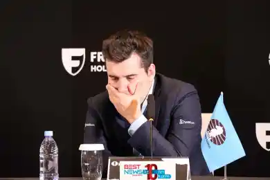 Ян Непомнящий проиграл Дину Лижэню в матче за шахматную корону