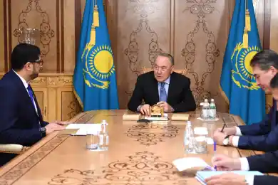 Назарбаеву вручили "ковер мира"