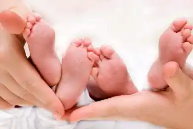 Двойняшкам Гюзель Манюровой дали имена