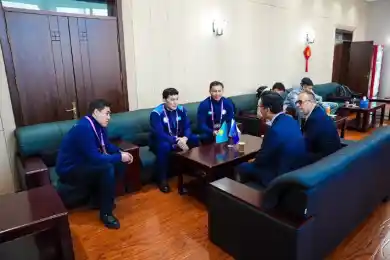 Министр туризма и спорта РК Ербол Мырзабосынов провел встречу с главой ISU в Харбине